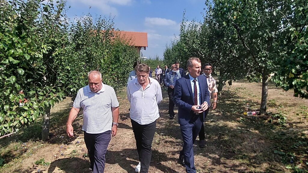 Delegacije Vlade TK i predstavnici privrednika Indonezije posjetili privrednike i poljoprivrednike u Gradačcu 1 20210826 142834