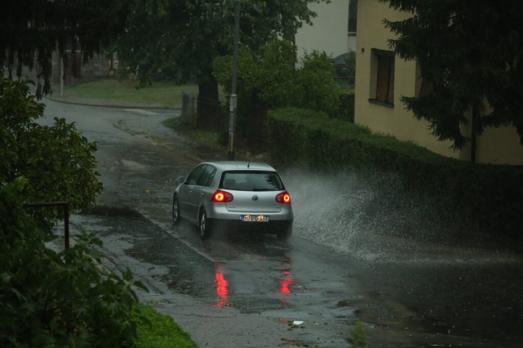 Snažno nevrijeme pogodilo Banju Luku 1 Banjaluka nevrijeme