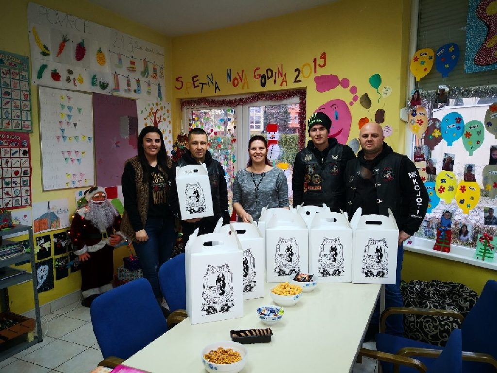 Humana akcija MK “Kojoti” Srebrenik – Paketićima obradovali 130 mališana 1 Kojoti za web