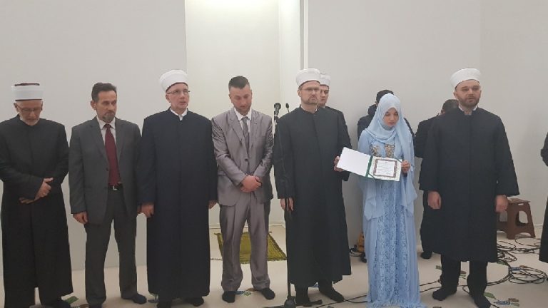 Lejla Begunić iz Srebrenika za samo godinu naučila Kur’an napamet Lejla Begunić iz Srebrenika za samo godinu naučila Kur’an napamet