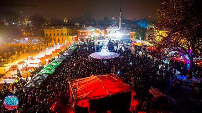 U Zimski grad dolazi Crvena jabuka U Zimski grad dolazi Crvena jabuka