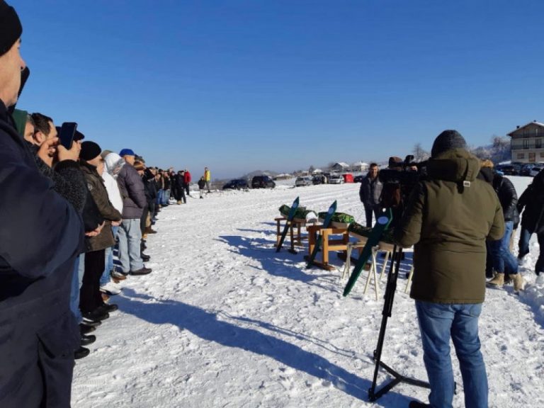 Više od tri hiljade ljudi na dženazi Ahmira, Ajlane i Neile Više od tri hiljade ljudi na dženazi Ahmira, Ajlane i Neile