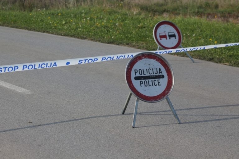 Jedna osoba poginula u teškoj saobraćajnoj nesreći kod Gradačca Jedna osoba poginula u teškoj saobraćajnoj nesreći kod Gradačca