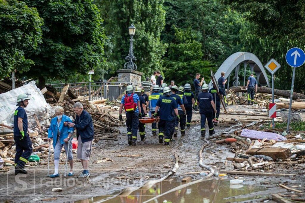 Više od 125 stradalih u poplavama u Njemačkoj i Belgiji, spasioci cijelu noć tragali za nestalima 1 poplave njemacka spasioci 15jul21 EPAEFE