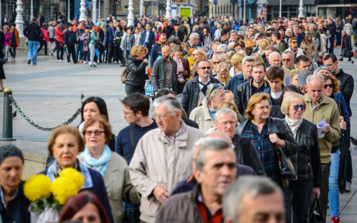Zagreb: Građani u koloni čekaju organizirani prijevoz do groblja Mirogoj