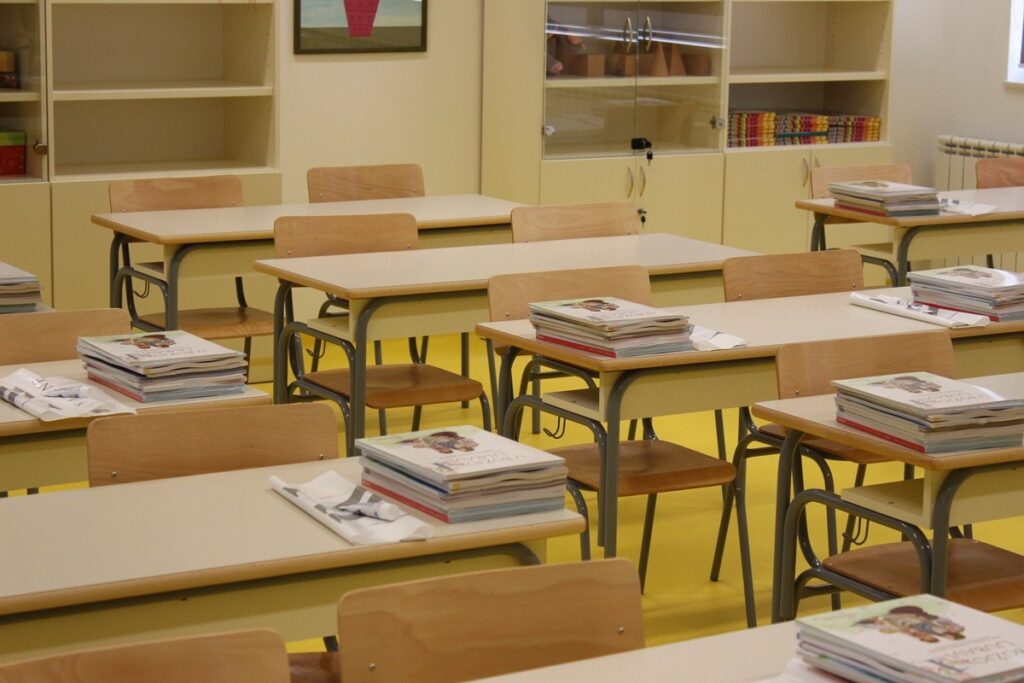 Priprema dva školarca u porodici za školsku godinu iziskuje prosječnu platu 1 razred skola ucenik ucionica montovjerna