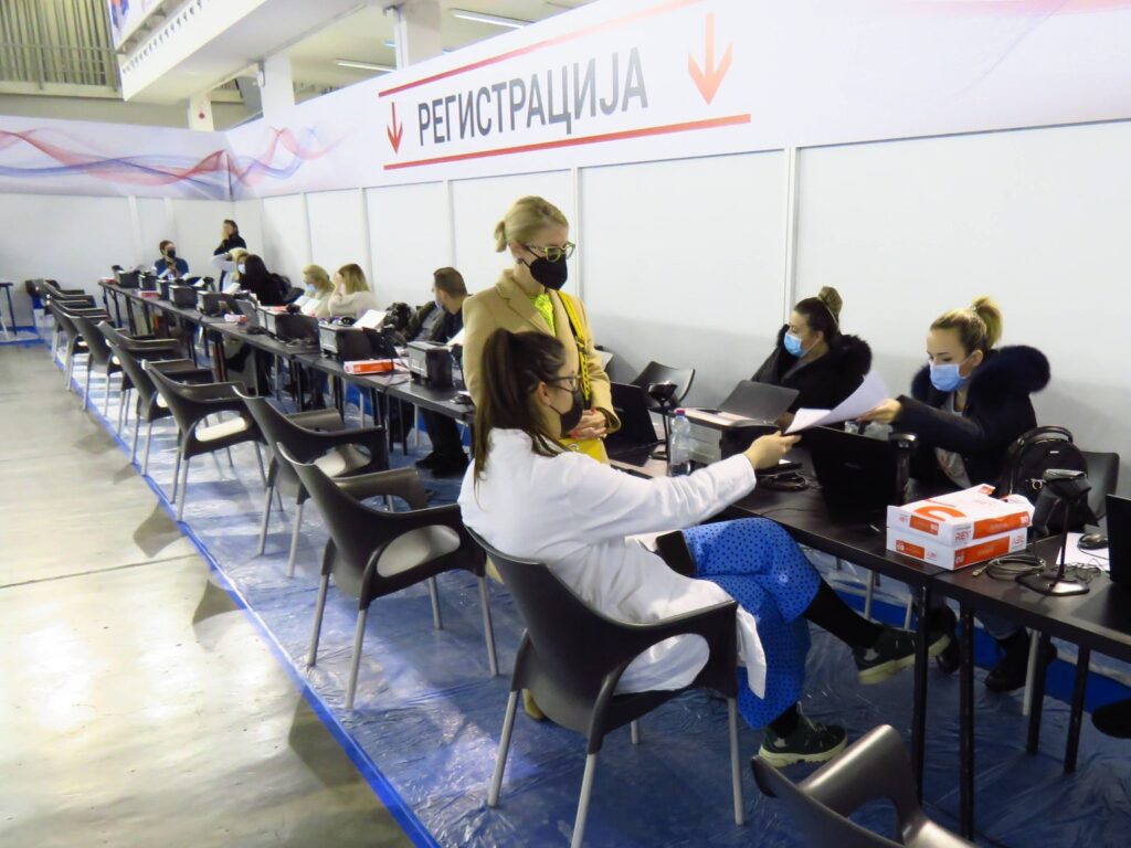 Svi državljani BiH od danas ponovo mogu bez najave na vakcinaciju u Srbiju 1 srbija vakcinacija100 v HintergrundL