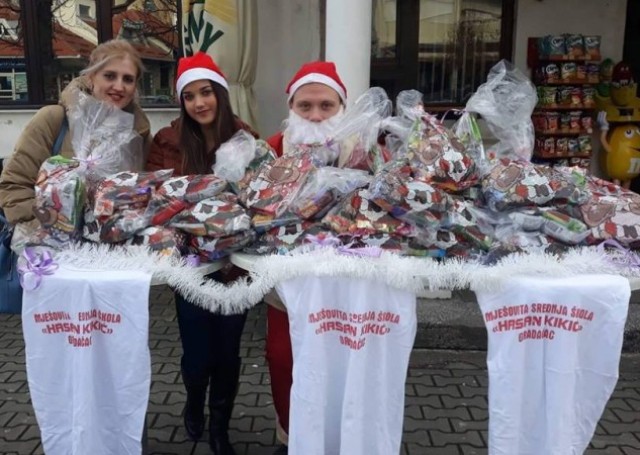 Srednjoškolci u BiH prikupili slatkiše za djecu slabijeg imovinskog stanja 1 srednjoskolci jedan slatkis jedno dijete fena 1