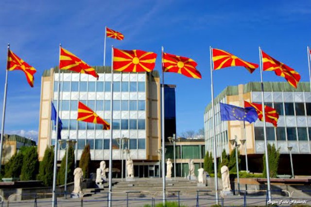Makedonija promijenila ime, kraj spora sa Atinom: Otvara li EU vrata ovoj zemlji prije nego Bosni i Hercegovini? 1 vlada makedonija zastava foto 3